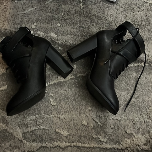 NWOT SPRING ANKLE HEELED BOOTS 🔥🔥🔥🔥 - Picture 2 of 8